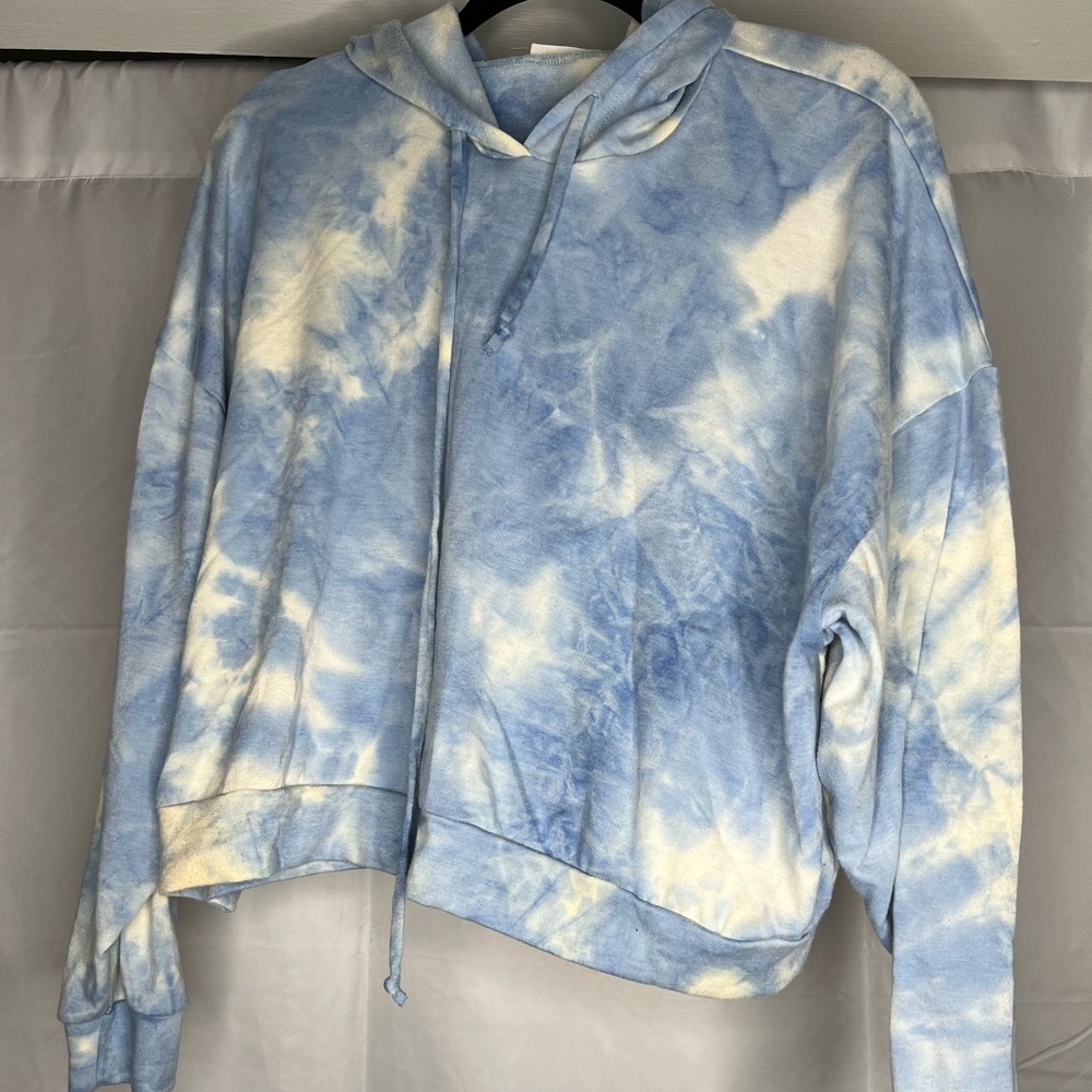 Tie dye lightweight hoodie perfect for layering ! Super comfy !